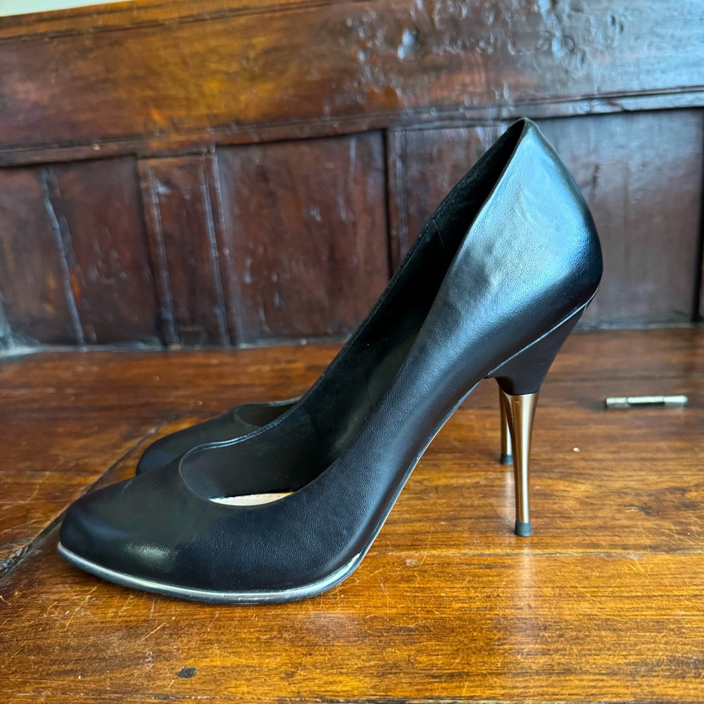 Deadly! Leather Vince Camuto heels